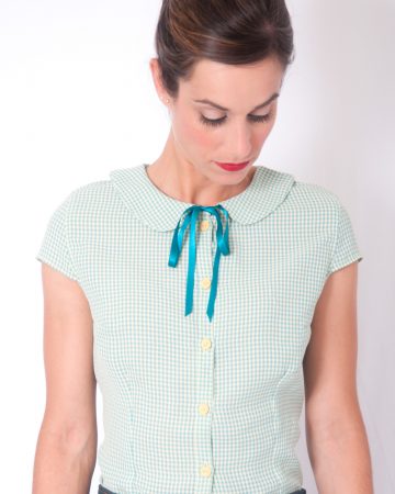 Camisa pin up de cuadros vichy turquesa y vainilla con botones amarillos y lazo en el delantero