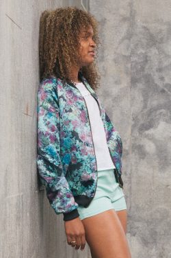 bomber de flores black rose