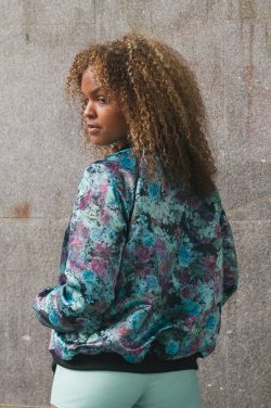 bomber de flores black rose